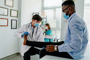 Man having an appointment with her doctor for leg pain